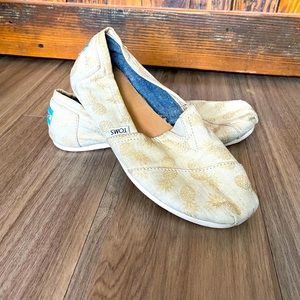 TOMS - Gold foil pineapple shoes